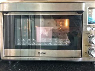 女王大理石纹吐司,烤箱150度提前预热好，放入吐司盒烤35分钟后立即取出。