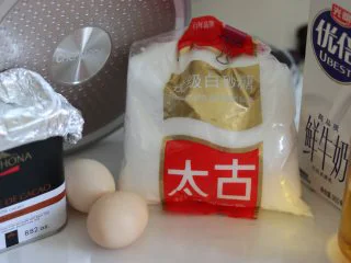 巧克力毛巾卷,准备好食材,以及工具,平底锅是学厨8寸的。用了3片饼皮做一个卷,可以做3个毛巾卷+1个班戟。