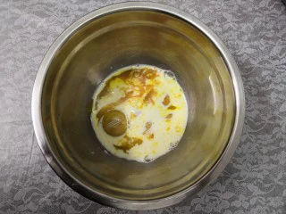 无油肉松蛋糕卷,蛋黄中,倒入牛奶,5克糖