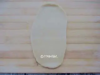 麻酱白糖酥饼,擀成椭圆形,擀的时候记得是从中间擀起,向上擀,向下擀