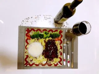 黑椒菲力牛排饭之情侣约会西餐,装盘，将盛好的小碗热米饭反扣在盘左侧土豆小碎粒旁。