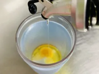 胡萝卜华夫饼,加入玉米油。