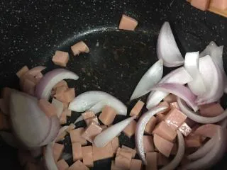 火腿奶油意面,6️⃣ 加入洋葱爆香，翻炒至香味溢出。