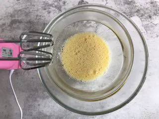 巧克力纸杯蛋糕,用电动打蛋器把鸡蛋打散，然后隔热水继续打发