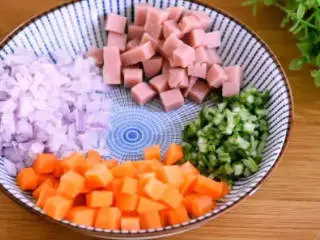 美味西餐土豆沙拉的做法,胡萝卜、火腿切丁,黄瓜、洋葱切小粒备用