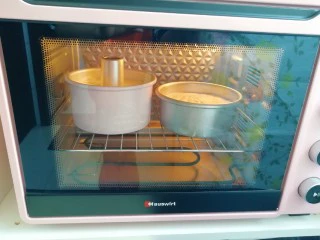 6寸中空戚风蛋糕,上下管150度烤35分钟。