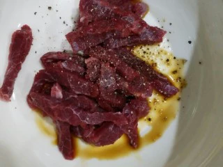 黑椒牛肉意面,1勺生抽，半勺料酒，黑胡椒粒适量抓匀。加少量油，抓匀.