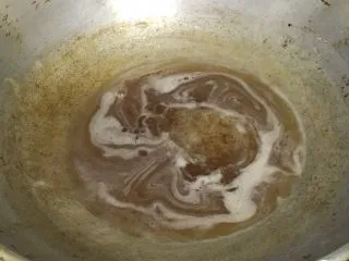 蔓越梅沙琪玛,移至煤气灶小火加热。