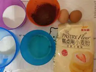 脆皮冰淇淋蛋糕,一， 先做红丝绒蛋糕夹层 首先准备各种原材料