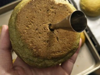 爆浆抹茶冰心面包,烤好的面包冷却至室温，用裱花嘴戳一个洞。