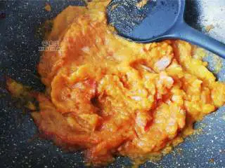 南瓜香肠意面,炒制南瓜泥稠度增加