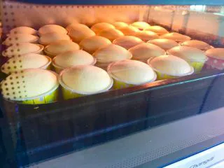 戚风杯子蛋糕,如果一开始就温度比较高，那么蛋糕很快就开裂了。这里要说一下的是，大家要根据自己家烤箱的温度脾气来调整，因为每个人家里的烤箱温度脾气都是不一样的。