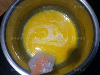 可可旋风蛋糕卷,再加入牛奶,白糖,搅拌均匀