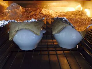 #食二星座# 罐焖牛肉(34图详细步骤),这时盖上锡纸以避免把罐焖牛肉顶部的酥皮烤糊。