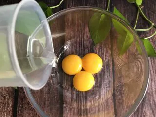 可可戚风蛋糕,蛋黄中加入玉米油 