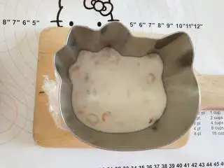 抹茶荔枝慕斯蛋糕,倒入一层带有荔枝颗粒的荔枝慕斯糊!