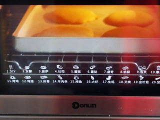 火爆Ins的StrawberryOmelet草莓抱抱卷,放入预热好的烤箱中190度烘烤10分钟上色取出。