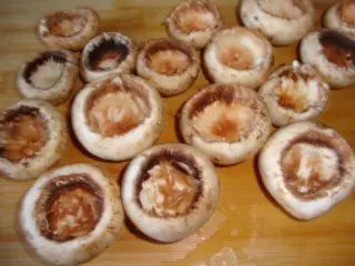 乌克兰：奶酪焗鲜蘑,口蘑洗净，从跟部挖去肉，呈碗状。把挖下的肉切碎