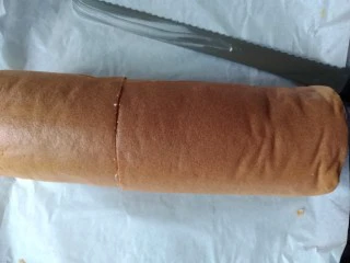 圣诞树根蛋糕,卷起,放入冰箱冷藏定型两三个小时,然后切成一大一小两份