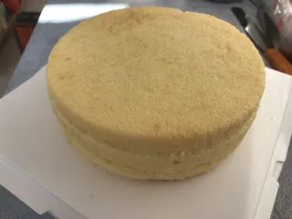 汪汪队生日蛋糕,把蛋糕胚分成三份