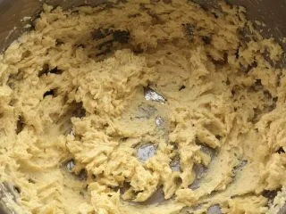 红薯曲奇饼干,用打蛋器高速打至顺滑。