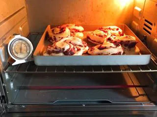 红豆心形面包,烤箱预热至180度，金盘送入烤箱烤制20分钟。