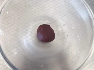 红丝绒脆皮泡芙,揉成面团