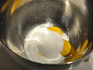 日式豆乳盒子蛋糕,接下来制作豆乳酱,细砂糖全部加入到蛋黄中。