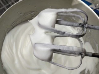 烘焙入门戚风蛋糕,打发的过程中要多次观察蛋白的状态,当打蛋器头出现短而粗并且直立的小尖,就可以进行下一步了。