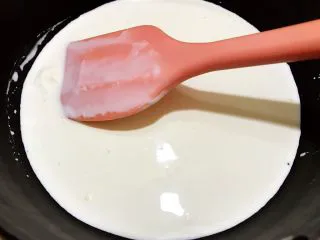 醇厚浓郁的巧克力慕斯蛋糕,淡奶油用小锅加热至边缘起泡