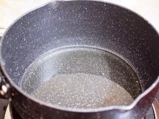 棉花纸杯蛋糕,玉米油倒入奶锅中煮沸关火（就是煮得快要冒烟的时候）