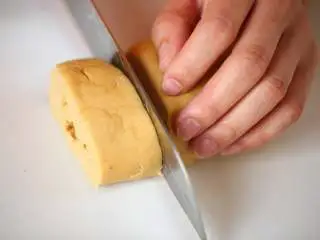 中式点心红糖夹心馒头,将发好的面团,揉成长条形,切成小段,一般切3cm宽,想要做大一点的,也可以^_^,根据自己喜好切形状哦