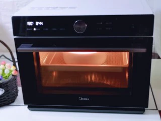 8寸红丝绒戚风蛋糕,入美的s5-l300e蒸烤箱中层,145度烤50分钟!(时间及温度仅供参考)