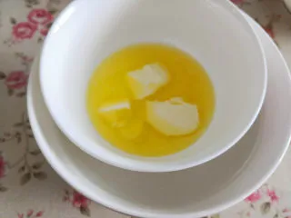 心形玛德琳蛋糕,黄油融水软化成液态， 