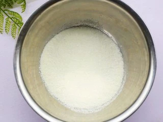 酸甜可口的草莓脆米粉球,米粉放入大碗中。