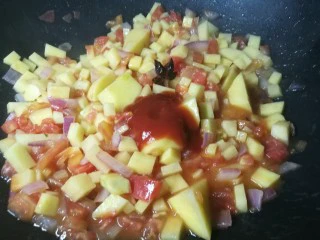 四季都宜的西红柿土豆浓汤,加入些番茄酱。可以不加,因为这次买的西红柿品相不佳略生,所以我才加番茄酱调味。