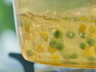 芝士南瓜焗意面,玉米粒和青豆焯水5分钟,沥干备用。