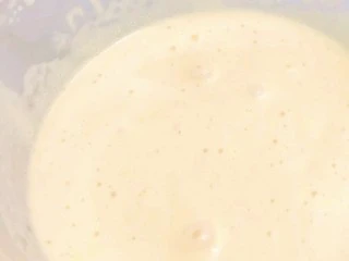 宝宝版马卡龙,4.用搅拌桨来回翻动低筋粉至完全溶解均匀。