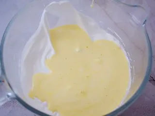 棉花纸杯蛋糕,再把拌匀的蛋黄糊倒回蛋白霜中