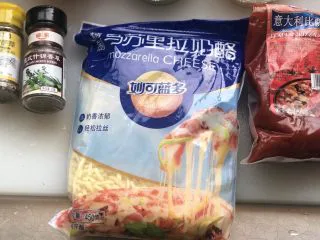 意式烤肠披萨,意式混合香料和披萨草有特殊香味，不喜勿放。