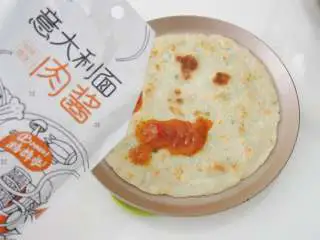 意酱鸡蛋卷饼,在没有鸡蛋的一面抹上适量的意面肉酱