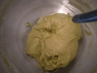 爆浆抹茶冰心面包,揉至均匀，柔软的面团