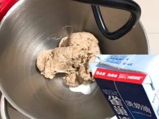 奶油黑麦奶酪包,加入淡奶油。