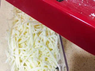 小白也会的奥尔良烤鸡腿披萨 「8寸薄脆版」,可以爆芝士条啦，哈哈，一定要用马苏里拉奶酪芝士，从冷冻里拿出来就爆，比较好操作。好香呀，口水。