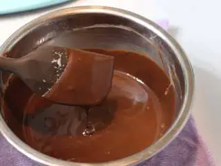 巧克力熔岩杯子蛋糕,继续搅拌一会就顺滑了。最好不要一会逆时针一会顺时针的乱搅拌一气。放凉备用