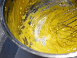 法式咸派【魔法蛋糕】,倒入橄榄油,搅拌混合均匀