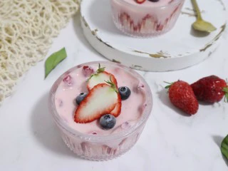 草莓椰奶布丁,摆上草莓，蓝莓装饰就完成啦~ 可以再撒上少许椰蓉