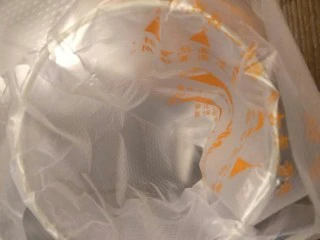 新手奶油小西饼——少油少糖,装入一个裱花袋中,剪小口。这里口剪的小一点,等会儿方便控制面糊