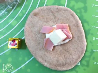 奶油黑麦奶酪包,再放奶酪。