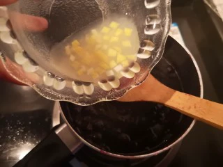 百变水果 蓝莓酱,接着倒入柠檬汁和屑,大火煮开,大概两三分钟。